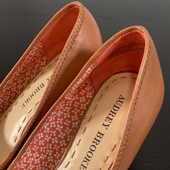 AUDREY BROOKE genuine tan leather wedge heel - Picture 12 of 12